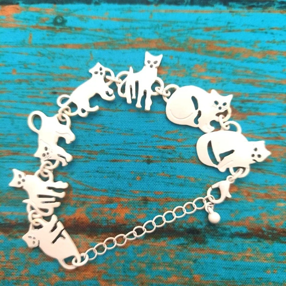 NWOT White Cat Charm Bracelet - Picture 1 of 1